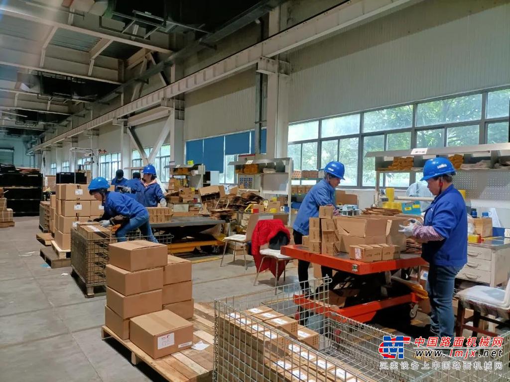 	全国各地齐发力，柳工营销将士以“不破楼兰终不还”的势头紧咬订单，屡创佳绩。其中，榆林天源顶住了疫情肆虐和竞争激烈的巨大压力，实现销量逆势增长。江苏通源上海分公司持续交机，业绩实现大幅突破；西藏恒跃在春节期间持续奋战，交车不断；宁夏同和上下同欲，销量大幅度提升。