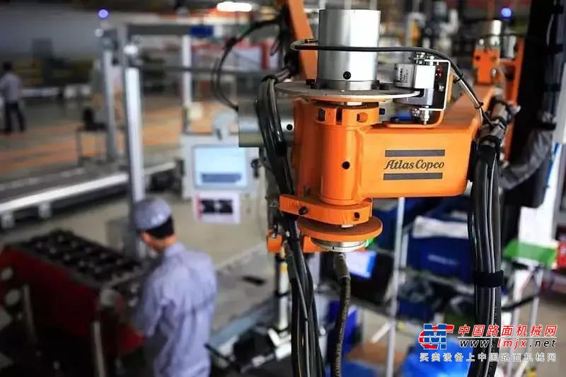 福田康明斯工厂再获荣誉 获得2021年汽车发动机智能制造示范工厂称号