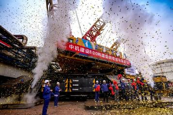 低碳先锋！徐工助力800吨醋酸回收塔顺利吊装
