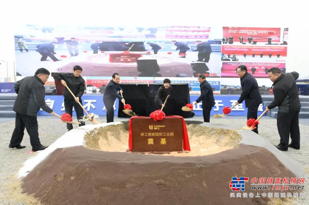 作为国务院国企改革“双百行动”首批试点企业，柳工坚持党的建设和混合所有制改革同步谋划，成功实施混合所有制改革，完成了柳工股份、欧维姆等6家子公司整合进入混改主体，同步开展员工持股，1274名骨干员工参与持股，形成了“中央和地方国企优势+市场化机制+战略伙伴协同”的广西国企改革发展新模式。这一成功经验也被国务院国资委网站作为典型，列入其编发的“国企改革样本”系列报道中。