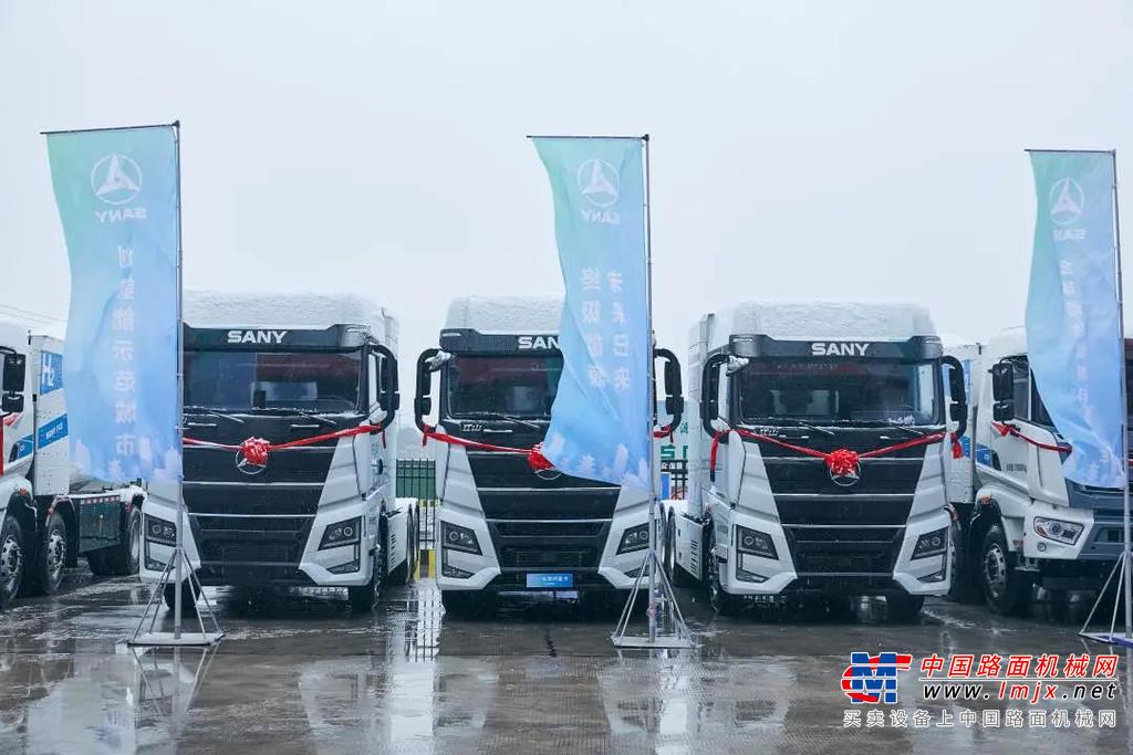	此次首批交付5台氢燃料搅拌车、3台氢燃料牵引车，是岳阳市乃至湖南省首次、首批氢燃料电池车辆交付，标志着岳阳市氢能源车辆运营场景正式落地。