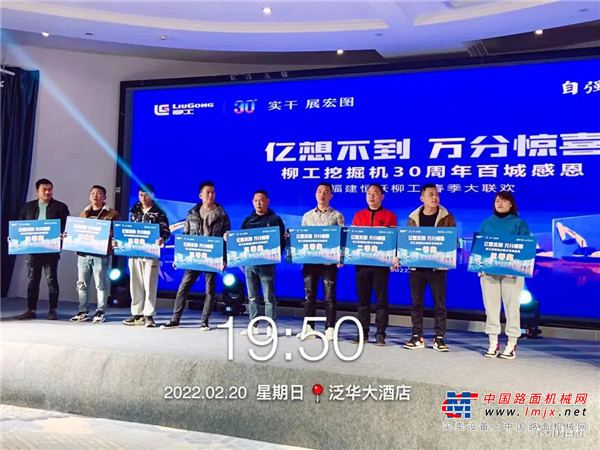 	此次联合展销会除了室内的视频工况分享，更有外场多产品的设备演示，从多角度深入了解柳工热销型号挖掘机的性能特点、适合工况等。让客户真正体验柳工挖掘机的强悍设备之美！