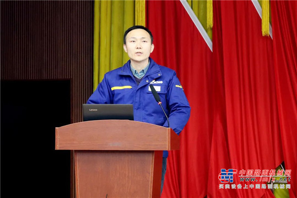 消防车研究所所长张军、高空作业平台研究所所长程婷分别进行了2021年市场反馈问题及典型案例分析，通过举高消防车和臂式高空作业平台产品的典型案例分析，既是对研发工作进行了问题总结，更是上了一堂生动的教育课。