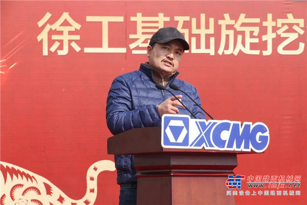 日前，“大国重器铸精品，虎虎生威新征程”徐工旋挖钻机湖北区域批量发车仪式，在徐工基础工程机械智能制造生产基地盛大举行，20台威武的旋挖钻机身披红绸，车队长龙绵延基础大道，浩荡出发。