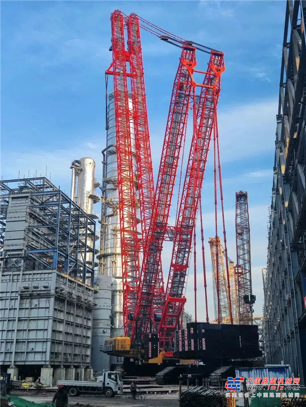 经过山东海湾吊装工程股份有限公司与项目部的综合考量，最终采用主机前车和后车“分向行驶”的作业方案。