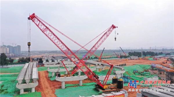 	四川永立信建筑安装有限公司的操作手顾强介绍：“实际的操作难度非常大，因为这是一次性整体吊装。以前吊钢箱梁都是单组分体吊装，把一片完整的钢箱梁分成三节吊。而这次的在地面上就已经焊接完成，是一个整体，难度可想而知。”