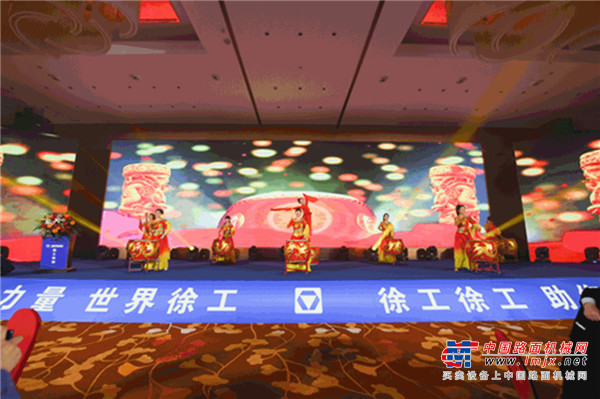 借助延续7年的“吊装英雄”这一行业王牌赛事，一场场精心筹备的订货会，俨然成了选手技能比拼的竞技场，产品性能实测的试验场，更是同行汇聚、为新一年拼搏鼓劲的嘉年华。
