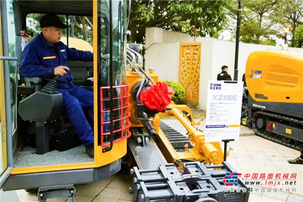 平均每场订货会吸引超千人涌入，参与者热情一燃再燃，热门型号产品劲销难挡。伴随一系列新品和新策密集推出，各地亿元订单相继敲定。