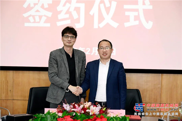 薛义和一行在解说人员的陪同下走进了“亚洲最大智能化制造车间”，深入参观了企业展厅和18号厂房，详细了解三一的发展历程以及“智能制造”的最新成绩。