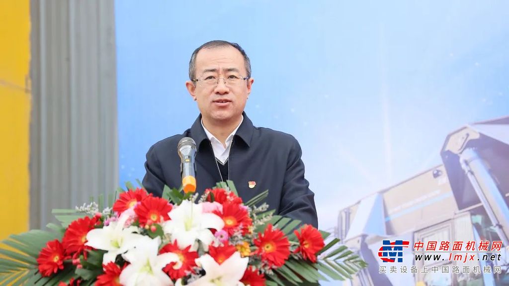 延安市高新区党工委委员、管委会副主任丁许军，中车株洲所风电副总经理、党委副书记、纪委书记吴昌云，徐工港机副总经理、党委副书记陈相奇等出席仪式