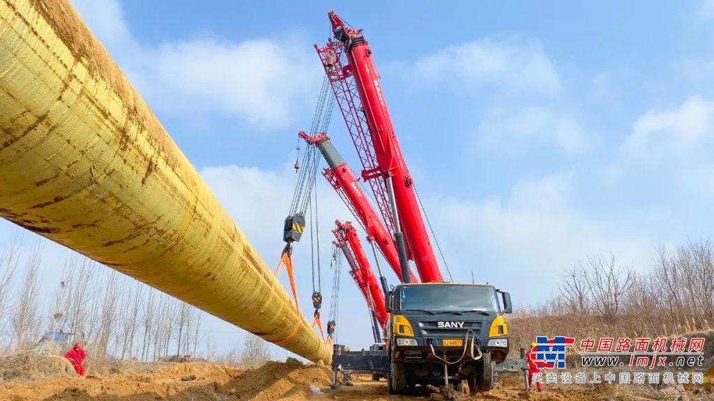 回拖场地高低起伏且高差较大，不具备开挖发送沟条件，全程采用几十余台吊管机、起重机进行配合，防止管道摩擦，这对回拖方式和吊载设备提出了较高的要求。