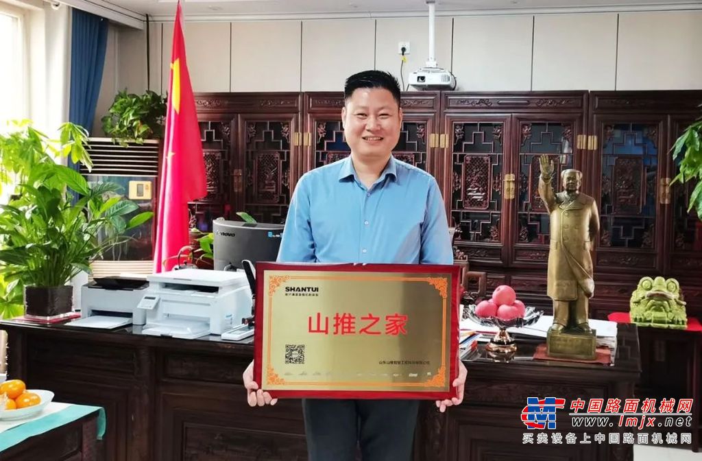 此次故事所讲的主人公，就是来自河南的山推的大客户代表————李总。李总在2008年入行，并在之后的十几年间一直专注于道路建设领域，2014年，从他购买第一台山推的机械设备开始，便与山推结下了不解之缘。之后的六年内，他连续购买了5台山推铣刨机、6台山推摊铺机，3台山推压路机，共14台山推道路机械设备。