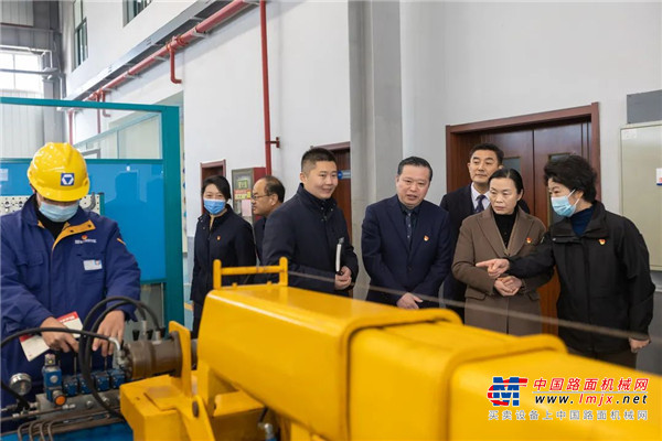 朱云燕和邱成为徐工集团党校揭牌