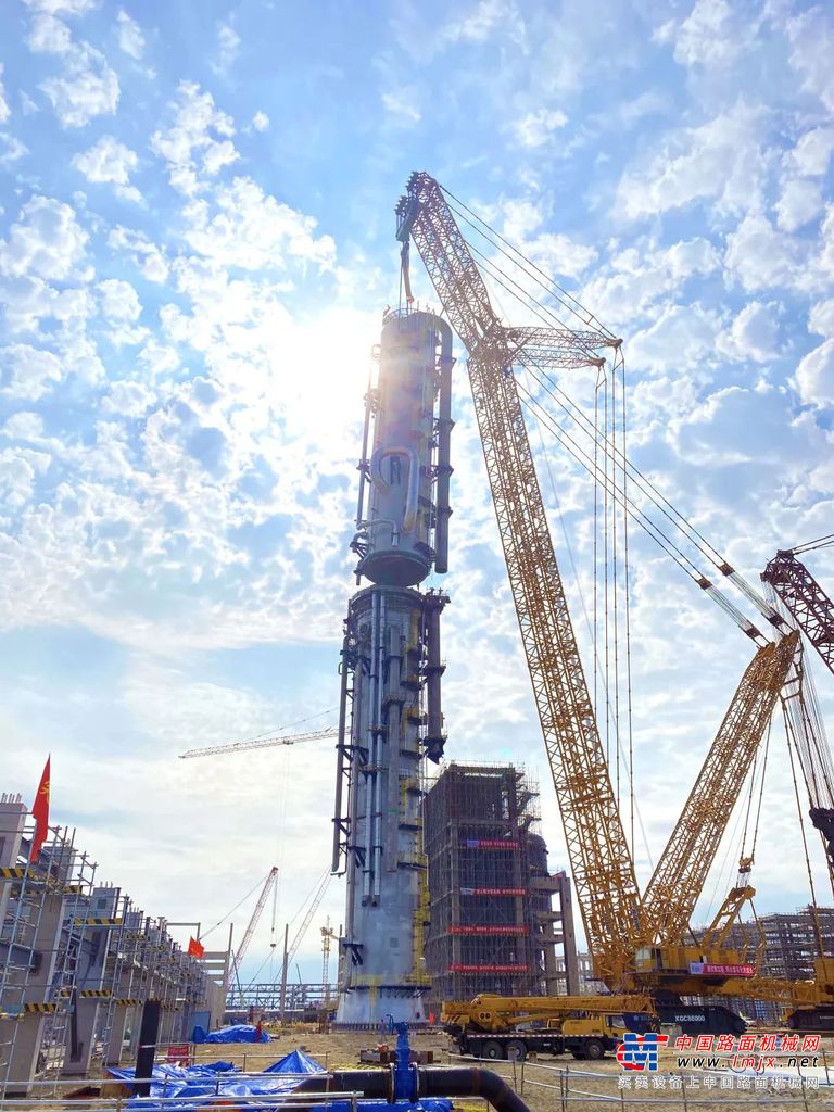 参与建设的徐工近百台系列产品中，平地机主要负责施工便道推沙平整作业，压路机进行施工便道压实，起重机、混凝土搅拌车、伸缩臂叉装机等诸多“满勤”设备通力配合，表现抢眼。徐工成套化解决方案的独特优势和“技术领先、用不毁”的硬核性能，备受项目团队的一致好评。