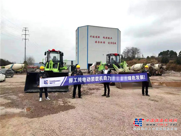	作为制造业的“能耗大户”，钢铁行业的节能减排任务任重道远，柳工如今已成为大多数钢企绿色转型的首选品牌。856E-MAX电动装载机“零排放、零污染、无噪音，低能耗”的特点受到了广泛好评，成为客户多次回购的重载利器。