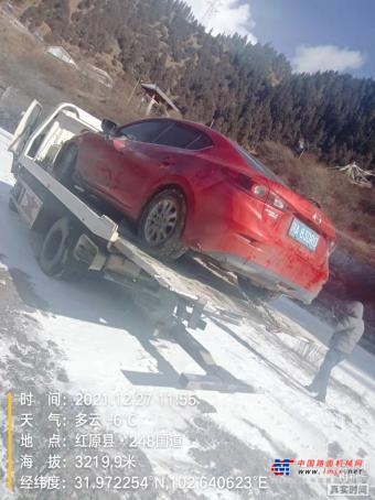 三一重卡服务经理陈莱与都江堰鑫壕服务站共同商讨策略，决定无论面对什么险境，晚上必须上山救援，绝不能让三一重卡的车主受冻受困于险远之地。深冬，从都江堰到红原县的路十步一冰，百步一险，加上凌晨气温降至最低点，400公里的高原冰雪救援难上加难！都江堰鑫壕站长安排服务工程师和救援车司机，抓上防滑链，备好工具，带齐配件，义无反顾前行。