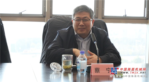 	“双碳”大潮涌动，换电站等“新基建”乘势而起。3月3日，徐工集团与国家电投、玖行能源、无锡兰斯顿举行合资签约仪式，进军换电装备生产、换电站建设推广为主的补能产业，标志着徐工在新能源产业链配套设施建设上步下“先手棋”。