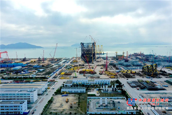 建造移动如此庞然大物，大吨位起重机必不可少。因为使用灵活、装卸方便、载重量大等特点，现场多台三一履带起重机应用于重、大、高、异形结构物的运输及出货工作。其中，SCC12000TM、SCC4000A-2位于运输层，SCC2000A、SCC2600A位于输出层。