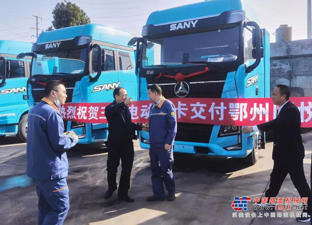 	423kWh电量江山EV550电动牵引车等速续航超240km，驾驶室空间大、出勤操作简单、智能化水平高，且三一品牌在唐山具备充电网络，在曹妃甸港口区域有三一充电桩场站，满足河北东海特钢集团长距离运输钢铁的需求。