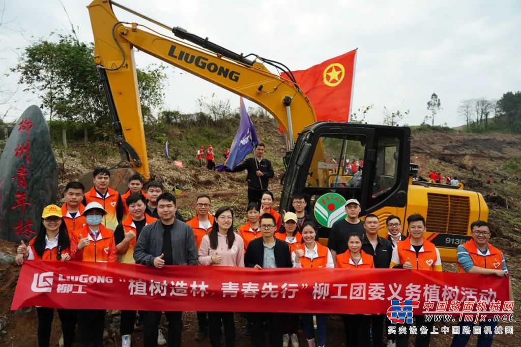 	不管是清理原有树根，亦或是在倾斜的山坡面挖坑、填土，柳工“小黄”都能轻松搞定。有了柳工“小黄”的加持，以及志愿者们配合，一棵树的种植时间从15分钟左右缩短至2分钟，植树效率得到了大幅提升。