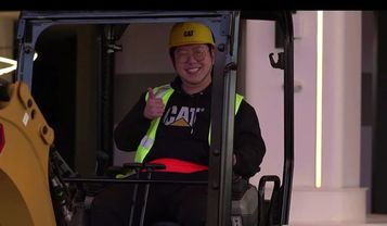 卡特彼勒：《“挖”哈哈哈》开播啦！演员张艺文带你品迷你挖！