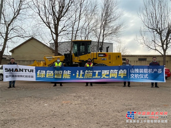 ▌某运输公司港口的合作伙伴，该公司有装载机、挖掘机、卡车几十台，其中装载机共有七台山推L58K-C3港口版，主要用于码头卸船装车，配合挖机进行物料打垛等。
