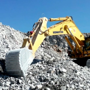 小松PC1250挖掘机驰骋广西矿山，助力矿山开采大型化、规模化升级