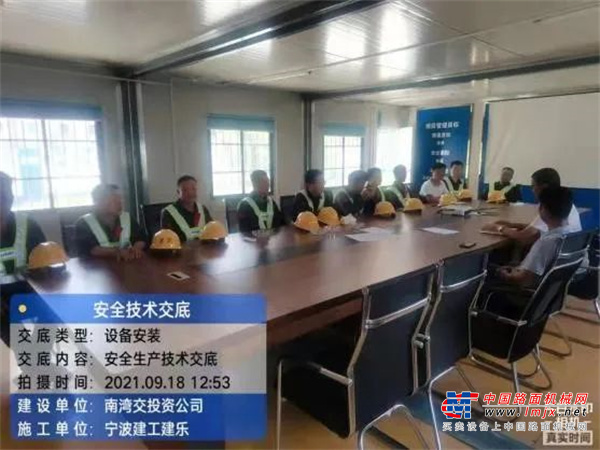 沥青搅拌设备属集成化大型设备，技术服务壁垒高，需要服务者具备高超的技术和深厚的经验。中交西筑聚焦客户价值提升，注重提升服务人员技能和素养，通过深度服务提升用户体验，2022年推出的常态化服务培训是继“交钥匙”一体化服务、常态化主动巡检、新型信息化等无忧服务后又一创新举措，这些实实在在的服务举措将不断淬炼“快优精”的服务能力，保障用户享有更优质更便捷的服务。