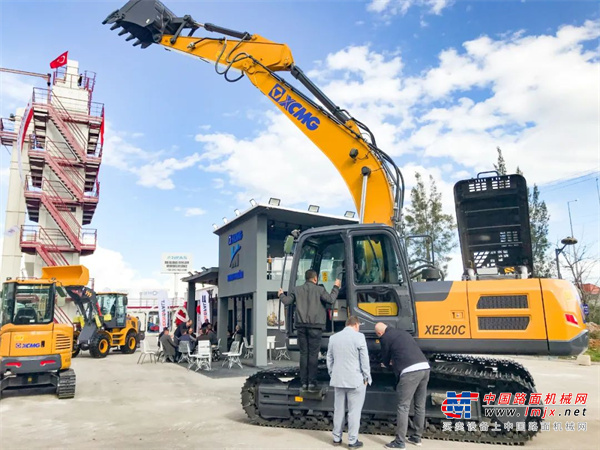 徐工携XE18E、XE35U、XE150C、XE220C 四款为土耳其市场量身定制的挖掘机惊艳亮相。一经展出，“徐工金”立即引爆全场，客户试机、现场签单不断，这片诗情画意的蓝色天地间，徐工向世界展示着锐意创新、充满活力的中国制造硬实力。