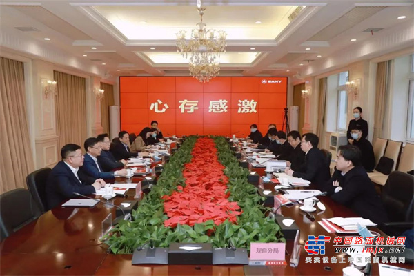 座谈会上，梁稳根对甘靖中一行的到访表示欢迎，并感谢昌平区委区政府对三一在京发展的大力支持与帮助。向文波介绍了三一发展历史、生产经营、发展规划等情况。