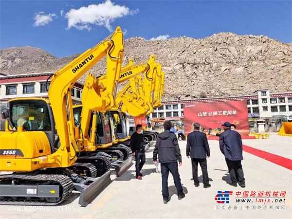 	▌近日，“山推 让施工更简单”西藏自治区公路养护设备交付仪式在拉萨市举行，山推股份和西藏自治区公路局的相关领导、当地经销商及用户共同参加交机仪式。	▌随着象征财富的金钥匙交付到用户手中，此次批量交付的5台全液压挖掘机和8台装载机系上洁白的哈达，开启了它们征战高原的使命之旅。