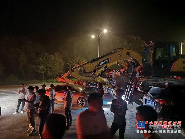 东航MU5735航班失事，广西藤县组织大批消防车和工程机械进山救援