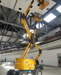 徐工智能精灵丨XGA16K曲臂式高空作业平台城市施工利器