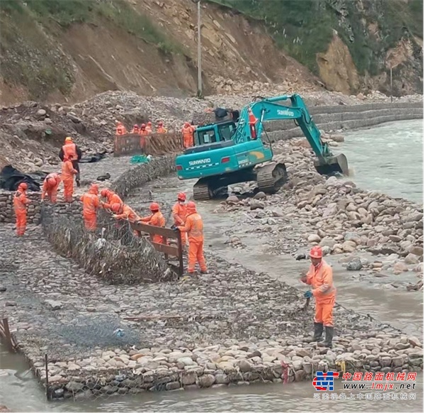 该项目是秘鲁重大民生工程，也是中铁二十局海外重点项目，对设备要求极高。曾经历过青藏高原5000余米高海拔、高寒考验的山河智能挖掘机在激烈的竞争中脱颖而出，携手二十局“同船出海”。