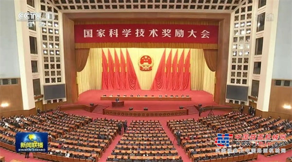 	这批产品洞察欧洲桥梁检修作业幅度需求，针对当地桥梁架构和形态，定制化增加可升降、可水平移动的活动平台，极大程度加持设备作业灵活性。未来，它们将致力于桥梁的检修与维护，加速欧洲桥梁安全事业建设。