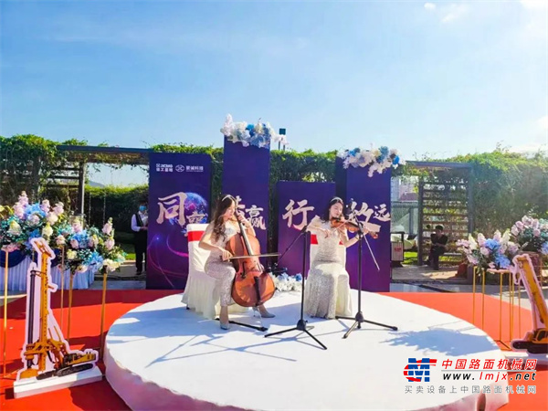 近日，“同襄共赢，行稳致远”徐工基础工程机械广东区域桩工产品交易会在深圳坂田、佛山丹灶两地同步举行。现场交易会持续3天，场场订单不断，最终斩获近2亿元桩工机械订单。