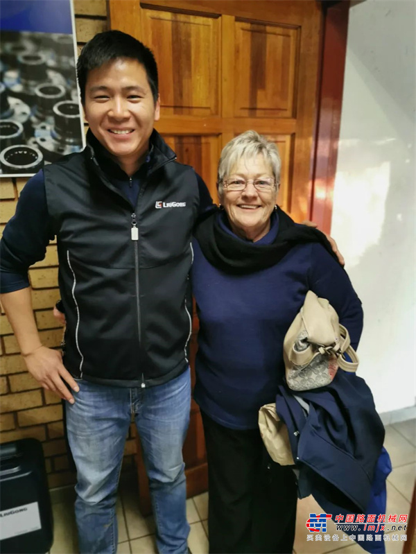 Rudy，柳工南非子公司（以下简称“LGSA”）行政经理，每天早上她自驾来到公司，随后便开始有条不紊地处理各种档案工作。文件架上整齐摆放着她经手过的档案，只要报出名称，她便能在一秒钟之内找出来。除此之外，Rudy还负责库存管理、物流、财务和文档处理等工作，为公司顺利运营提供保证。尽管年事已高，Rudy很少请假，遇到设备在港口交货和卸船，即使是周末她也会坚持工作。