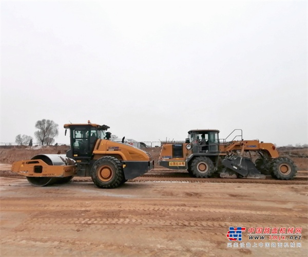 考虑到路基强度和稳定性，黎霍高速该路段路基层总垫高2m，单次垫高25cm。徐工XKC163粉料撒布车率先出场，撒布白灰，连续撒布200m³，每平方撒布白灰30kg，撒布均匀，环保可靠。