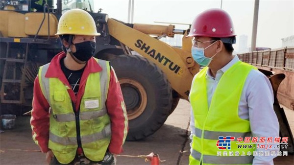 	山推L58K-C5华东港口版专版装载机，主要针对5大核心部件和性能进行了功能性提升，更能满足港口尤其是华东港口对装载机的性能需求。