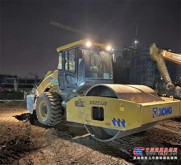 近日，在江苏省无锡市方舱医院建设地，徐工压路机XS203J和XS223JE前往支援，完成方舱医院的路面建设的第一道工序————土方压实，这也是方舱建设的基础任务。