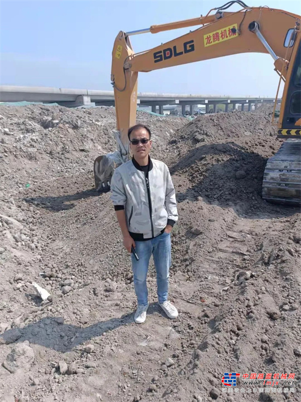 在盐城当地，临工挖掘机是覆盖率较高的设备之一，许多朋友都说临工挖掘机性价比高，值得信赖。再三比较之后，石龙龙于2018年购入了一台临工E660FL挖掘机。没想到，这一开，他便爱上了这台挖掘机绝佳的操纵性：“这款挖掘机和我以前开的挖掘机最大的不同就是，从前都是要机手去适应挖机，而这台挖掘机却能适应人。我最喜欢的一点就是，他这个分配阀做的非常不错，操纵起来很灵活，想要挖掘机做什么动作都没问题，特别好开！”
