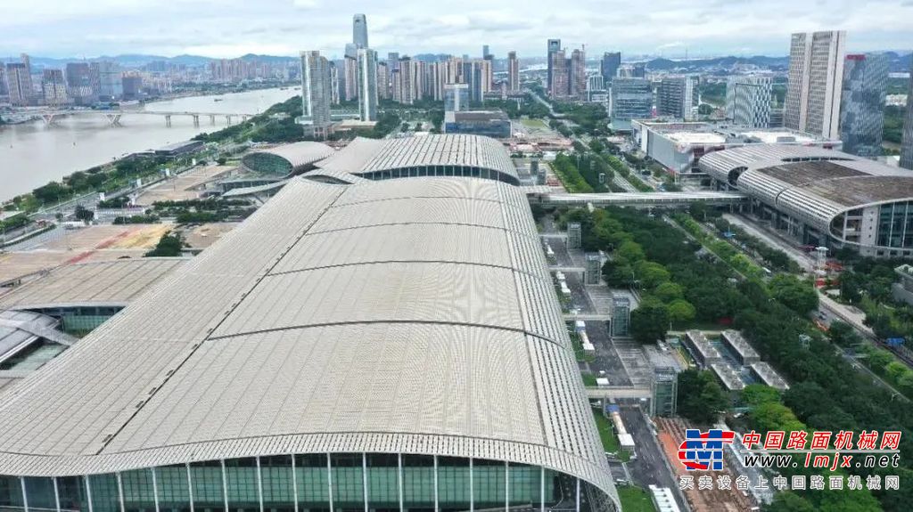 由于地铁与隧道共建造成施工场地狭小，项目组决定采用“高空原位拼装、整体滑移”方案吊装最大跨度119.5米的展厅主桁架，这相当于将50多节满载的火车车厢，在38米高空平行推过，实现滑移单元在高空平台上的快速原位拼装。