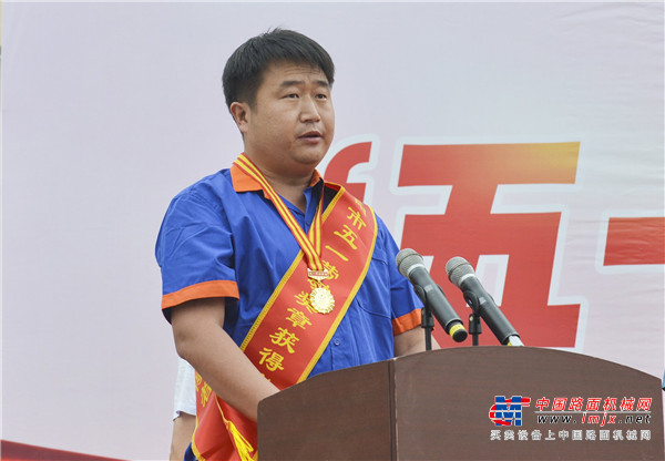     海阳市安全生产领域“五一劳动奖章”和 “安全之星”颁奖仪式在新元广场举行