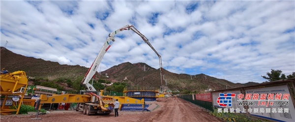 极限施工！徐工泵车“点缀”高原上的川藏铁路