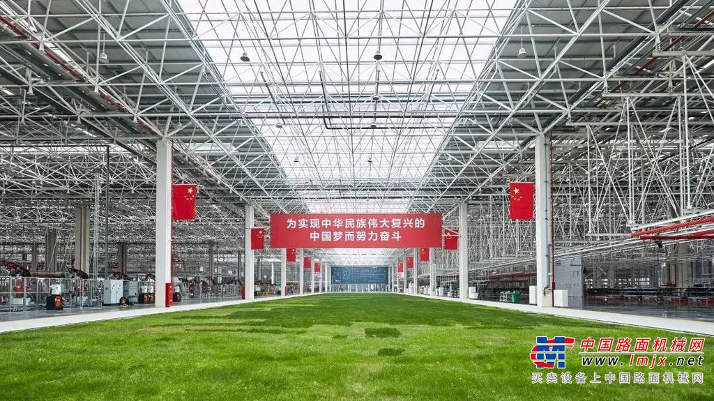 	项目规划占地500亩，总建筑面积35万㎡，总投资15亿元。项目一期建成后，规划年产1万台新能源电动搅拌车、自卸车、冷链车、环卫车等工程车辆，规划年产值70亿元。
