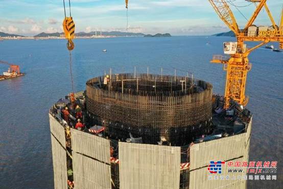 助建“跨海巨龙”，中联重科塔机挺立黄茅海海域