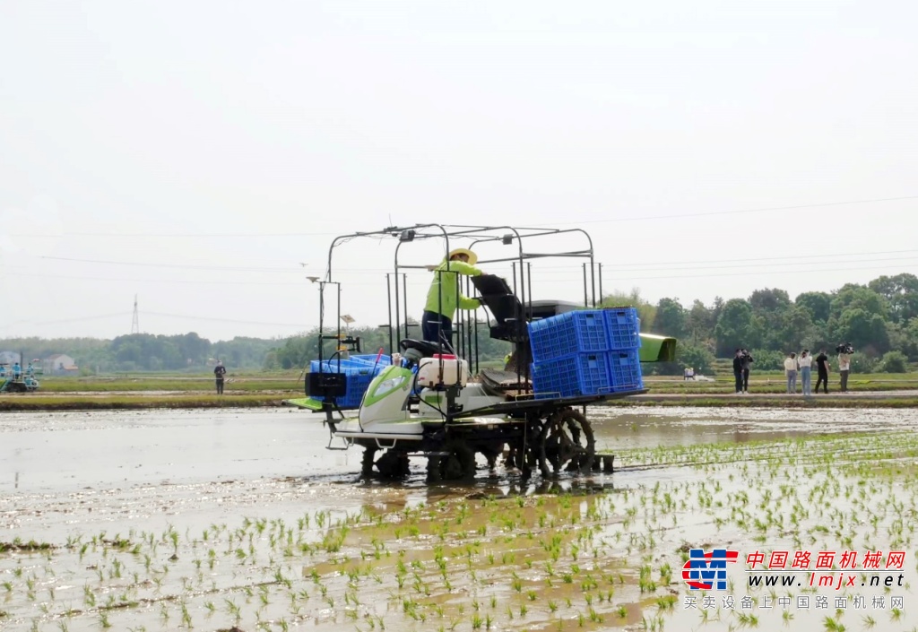 一带一路丨中联重科农机走进老挝 助力老挝水田机械化可持续发展