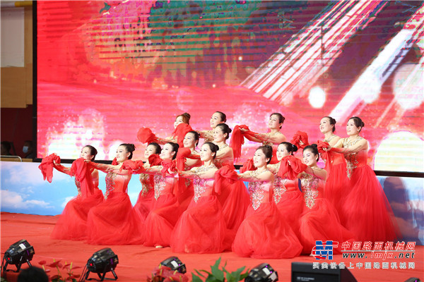 方圆集团庆祝新中国成立七十三周年“喜迎二十大，建功新时代”文艺晚会举行