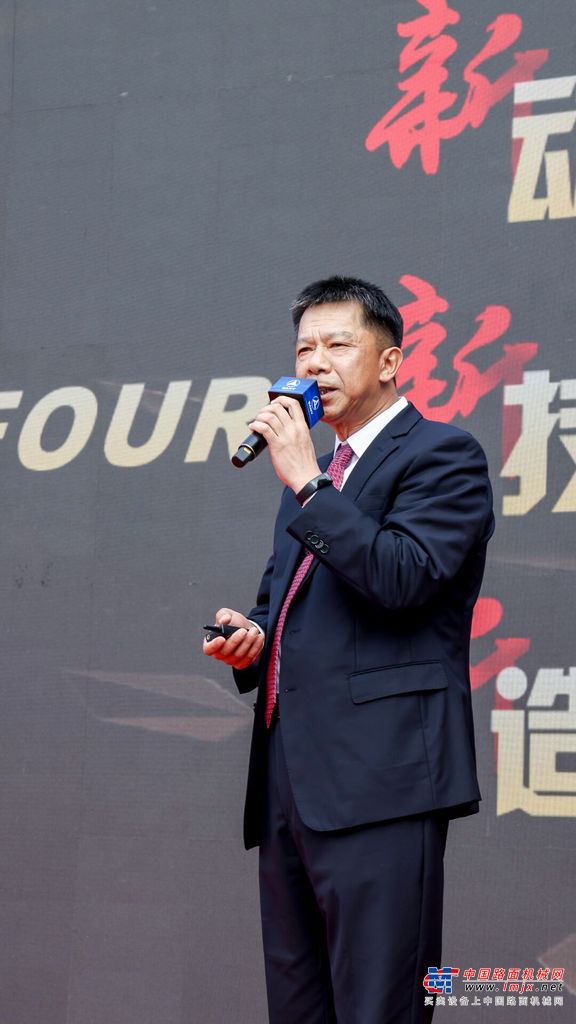 三一国四挖掘机————新技术、新动力、新造型