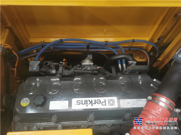 	XE950GA（国四），日平均出勤超过22小时，有效工作时间占比超过92％，已可靠运行18个月，相比XE950DA（国三）作业效率提高6%，作业油耗降低4%，维保费用降低3%。一台XE950GA矿用挖掘机同时搭配两台XDR80T矿用自卸车，7铲斗装满一台车，最快5分钟就能装满两台矿车，效率拉满。